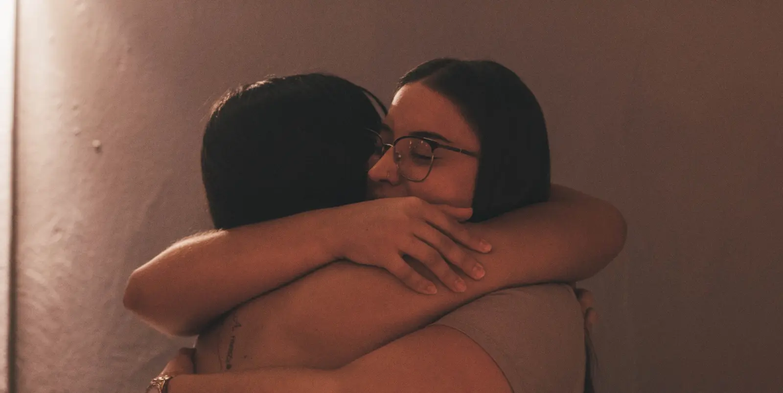 Duas jovens se abraçando em um encontro do Fire