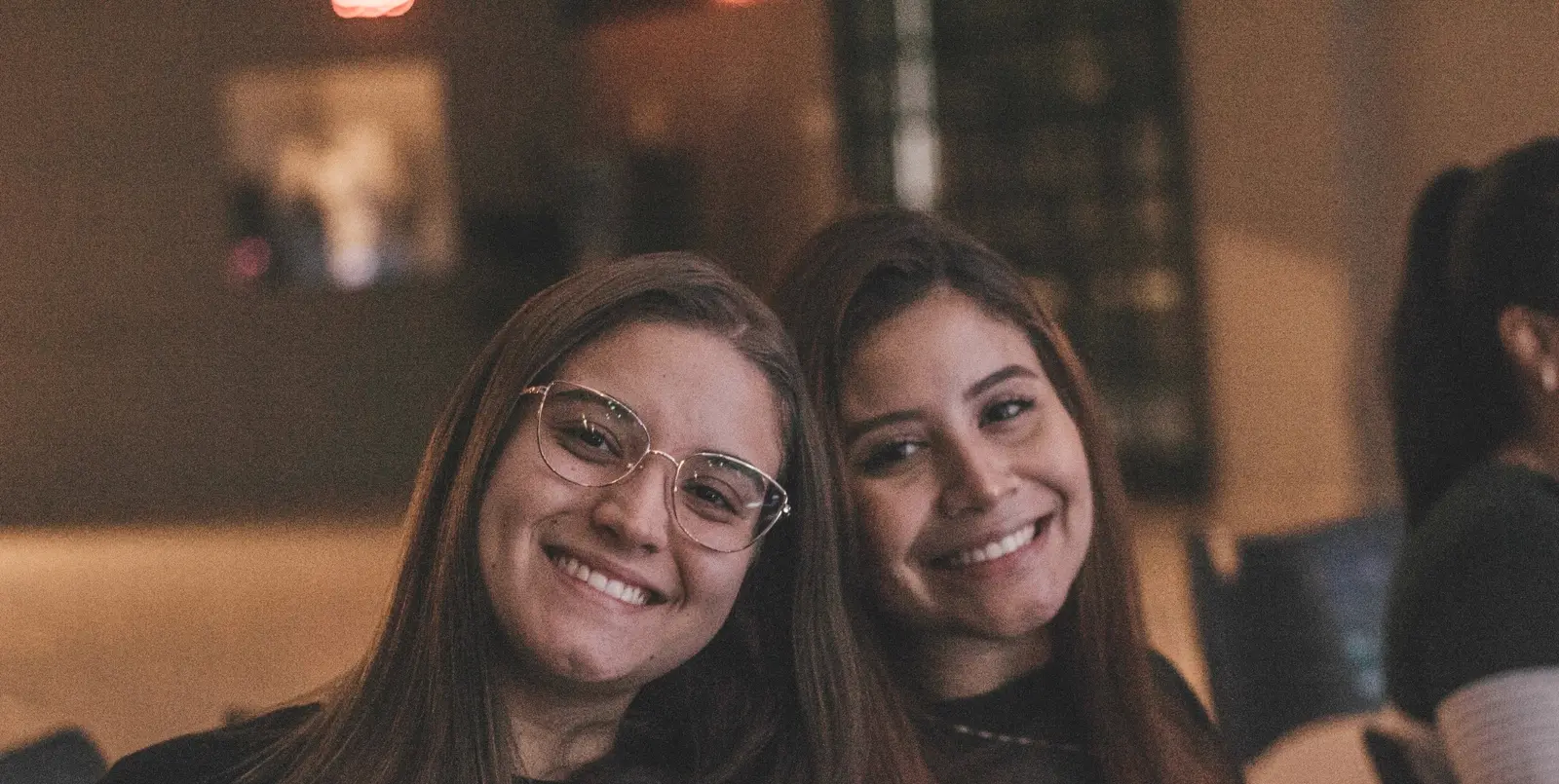 Duas amigas sorrindo juntas