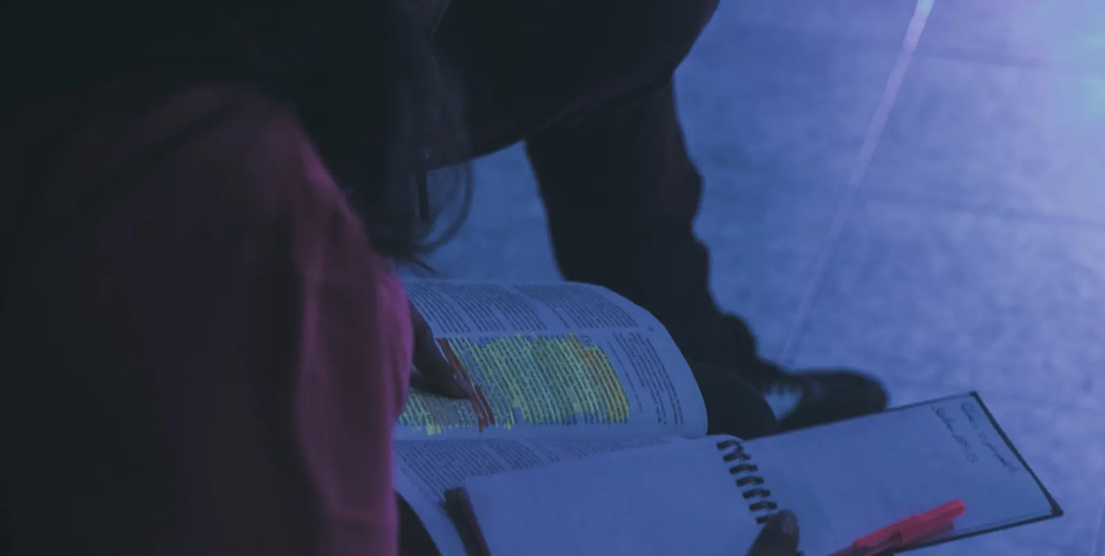 Bíblia aberta e caderno de anotações durante o Fire Lab